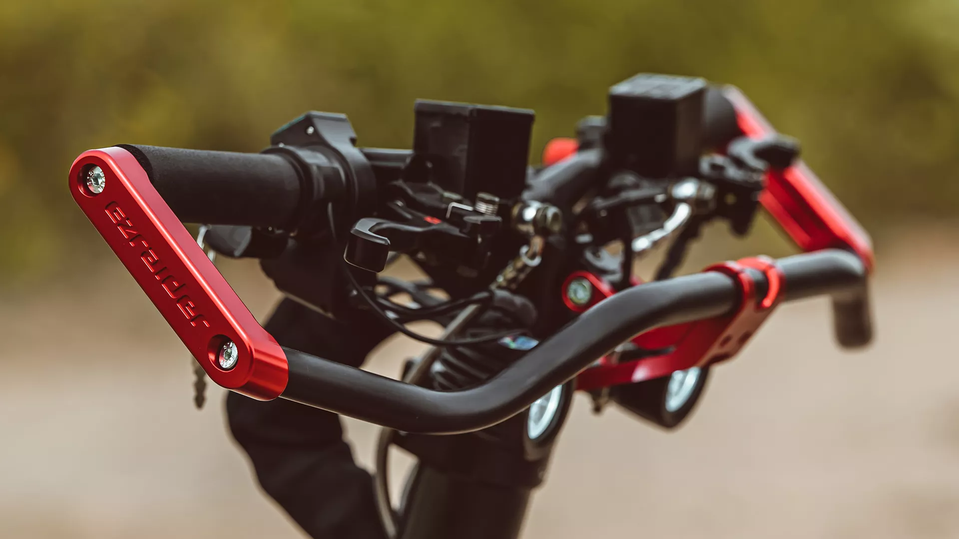 EZRaider HD4 handle bar with protective hand guards in close up