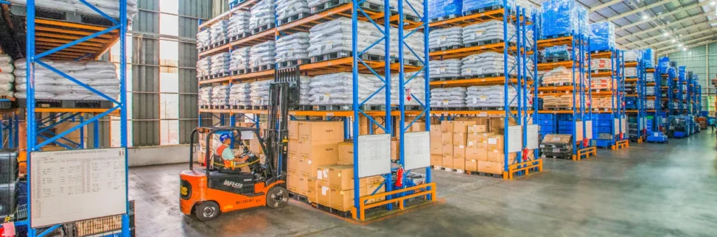 Factories and warehouses using the electric cargo mini truck